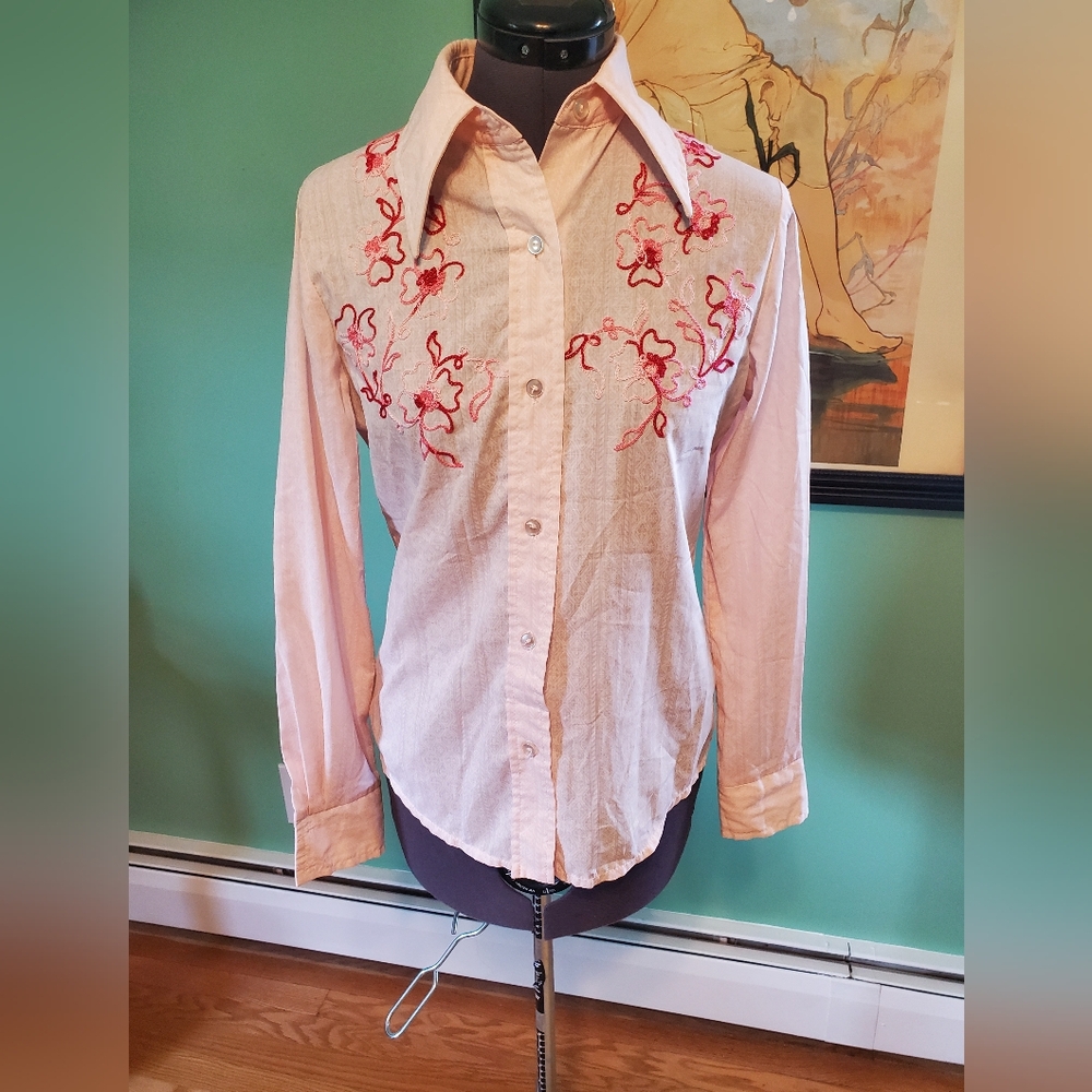 Vintage Pink Button-Up Western Shirt with Red Floral Embroidery